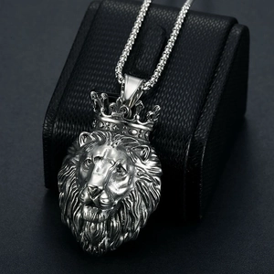 Pendentif tête de lion avec couronne et chaîne à mailles carrées en acier vintage