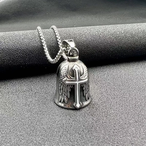 Detailansicht der Vintage-Biker-Glocke aus Stahl mit 3D-Kreuz und Engelsflügeln