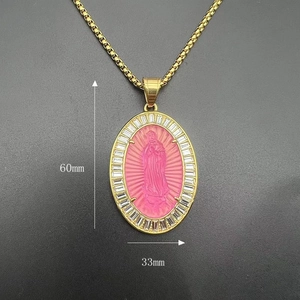 Vergoldete Halskette mit Maria-Anhänger aus rosa Harz und Kristallen, 60 mm x 33 mm