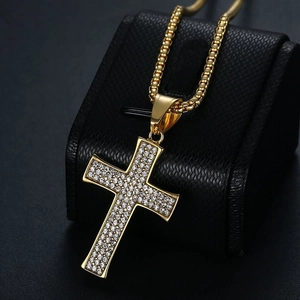 Collier avec pendentif croix en acier inoxydable doré hip-hop serti de strass brillants