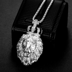 Pendentif tête de lion hip-hop argenté avec couronne en strass et croix sur une chaîne
