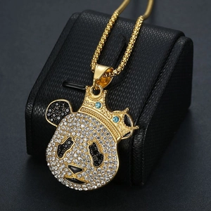 Collier avec pendentif panda en titane plaqué or avec couronne et pierres de zircon