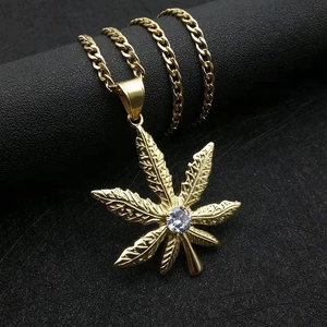 Collana con pendente a foglia dorata con zircone 9mm e catena cubana per moda
