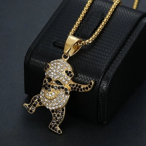 Vue détaillée du pendentif panda hip hop plaqué or avec des strass noirs et blancs brillants