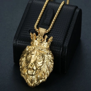 Collier avec pendentif tête de lion couronnée en or sur chaîne box, style hip hop