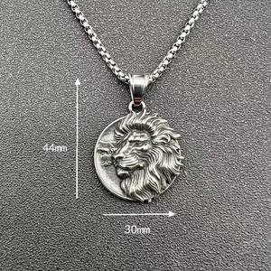 Gros plan détaillé du pendentif tête de lion rétro de 44 mm avec collier en argent vieilli