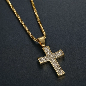 Collier pendentif croix hip hop en acier titane plaqué or serti de cristaux scintillants