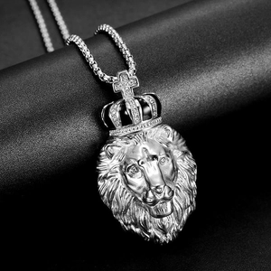 Collier pendentif tête de lion avec couronne en acier titane argenté et cristaux brillants
