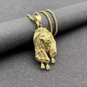 Vue détaillée du pendentif tête de lion doré avec des textures de keffieh arabe