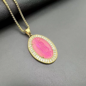 Vergoldete Jungfrau Maria Kette mit rosa Harzanhänger und weißen Zirkonia-Steinen
