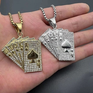 Hip Hop Poker Royal Flush Anhänger Kette mit Goldbeschichtung und funkelnden Strasssteinen