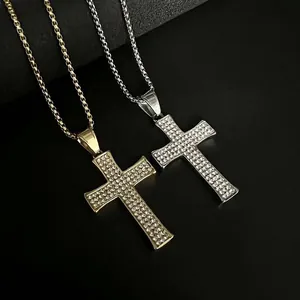 Vue détaillée des pendentifs croix hip hop or et argent sertis de strass scintillants