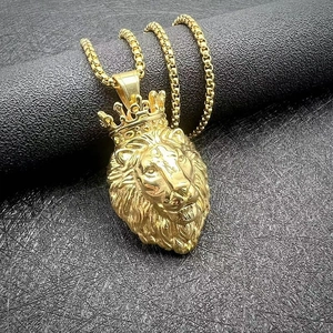 Détail du pendentif tête de lion hip hop avec couronne dorée et crinière texturée