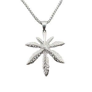 Pendentif feuille d'érable en acier titane argenté avec chaîne box pour hommes