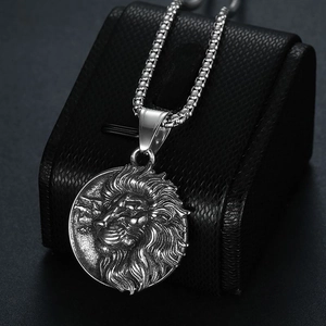 Collier avec pendentif tête de lion argenté vintage et chaîne à maillons carrés