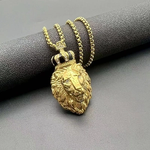 Détail du pendentif tête de lion hip-hop plaqué or avec des pierres de zircon brillantes
