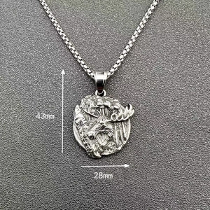 Dettaglio delle dimensioni del ciondolo vichingo testa di alce misura 43 mm per 28 mm