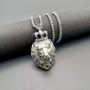 Détail du pendentif tête de lion hiphop avec couronne dorée et zircons étincelants