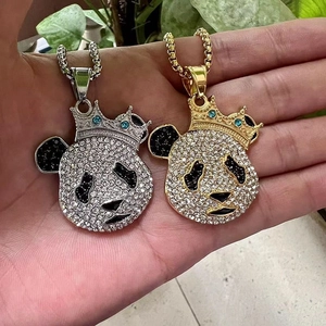 Détails des pendentifs panda avec couronne hip-hop en strass dorés et argentés