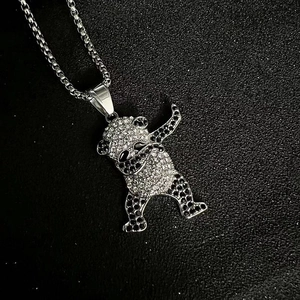 Vue macro du pendentif panda hip-hop avec cristaux brillants et chaîne vénitienne