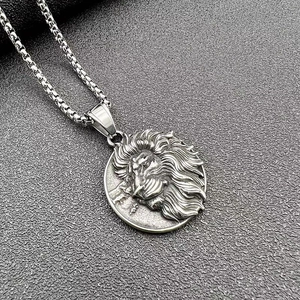 Gros plan détaillé du pendentif lion argenté en relief avec une chaîne maille vénitienne