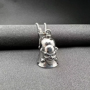 Vue détaillée du pendentif cloche crâne punk vintage avec chaîne en acier