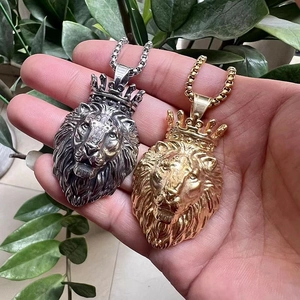 Détail du pendentif tête de lion hip hop avec couronne en or et argent antique