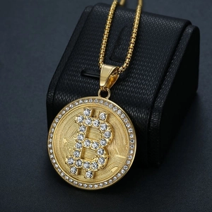 Vue macro du pendentif Bitcoin doré avec zircons et textures de circuit imprimé
