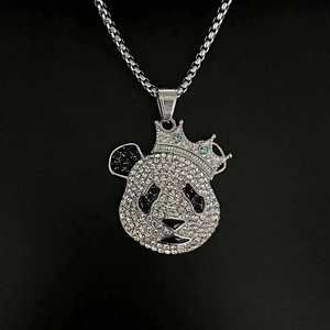 Vue détaillée d'un pendentif panda hip-hop avec couronne et strass brillants