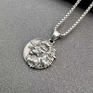Détail du pendentif tête de lion rétro en acier mat avec chaîne maille vénitienne