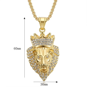 Vue détaillée du pendentif lion hip hop avec couronne en cristal et dimensions 60mm par 30mm