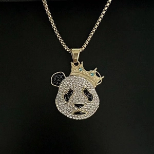 Détail macro du pendentif panda doré avec couronne et micro-incrustation de cristaux brillants