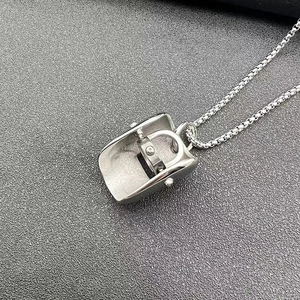 Makroaufnahme eines industriellen Baggerlöffel-Anhängers an einer eleganten Stahlkette