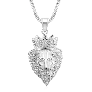Détail macro du pendentif lion hip hop argenté avec couronne et strass scintillants