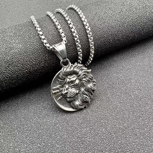 Gros plan du pendentif tête de lion rétro avec crinière et chaîne à maillons carrés robuste