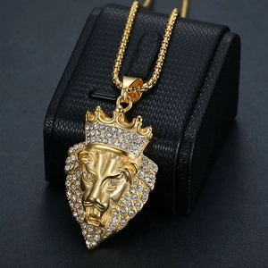 Pendentif tête de lion hip hop plaqué or avec strass sur présentoir à bijoux noir
