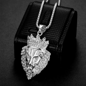 Collier hip hop avec pendentif tête de lion couronnée et strass blancs scintillants