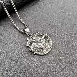Detailaufnahme einer Vintage Wikinger Wildschweinkopf-Halskette mit robuster Box-Kette
