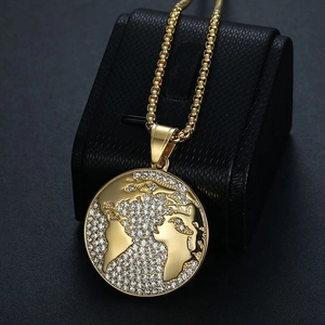 Collier pendentif carte du monde doré serti de cristaux sur chaîne à mailles