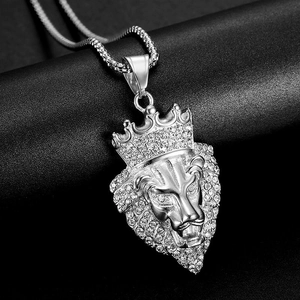 Vue macro détaillée du pendentif lion hip-hop en argent avec strass brillants et couronne