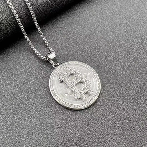 Macro d'un pendentif Bitcoin argenté avec oxydes de zirconium sur chaîne box