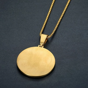 Collana minimalista con pendente Bitcoin B dorato e disco spazzolato su catena box