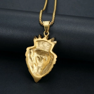 Vue macro du dos du pendentif bouclier couronne avec finition dorée texturée sur chaîne