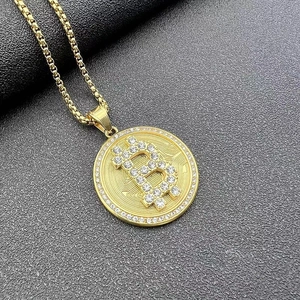 Détail du pendentif Bitcoin plaqué or avec texture de circuit imprimé et chaîne box