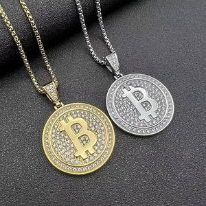 Dettaglio del ciondolo Bitcoin B in oro e argento con pavé di zirconi scintillanti