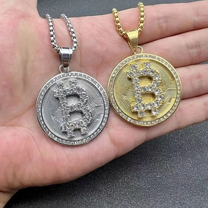 Détail du pendentif Bitcoin hip hop avec strass et chaîne à mailles carrées robuste