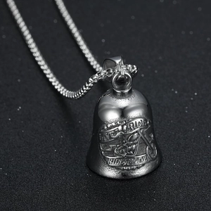 Collier Pendentif Cloche de Moto en Acier Titane Rétro Punk Crâne Cavalier Cloche de Gardien pour Hommes Bijoux Biker