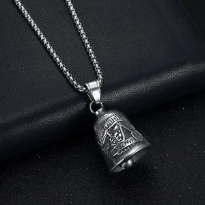 Collier cloche motard poli en argent avec relief de motard Live to Ride gravé