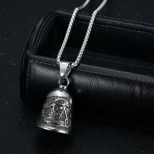 Pendentif cloche de moto en acier inoxydable poli avec gravure tête de mort et slogan