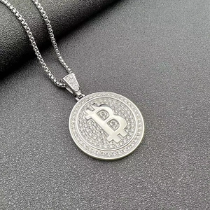 Dettaglio macro del ciondolo Bitcoin argento con zirconi su una catena a box